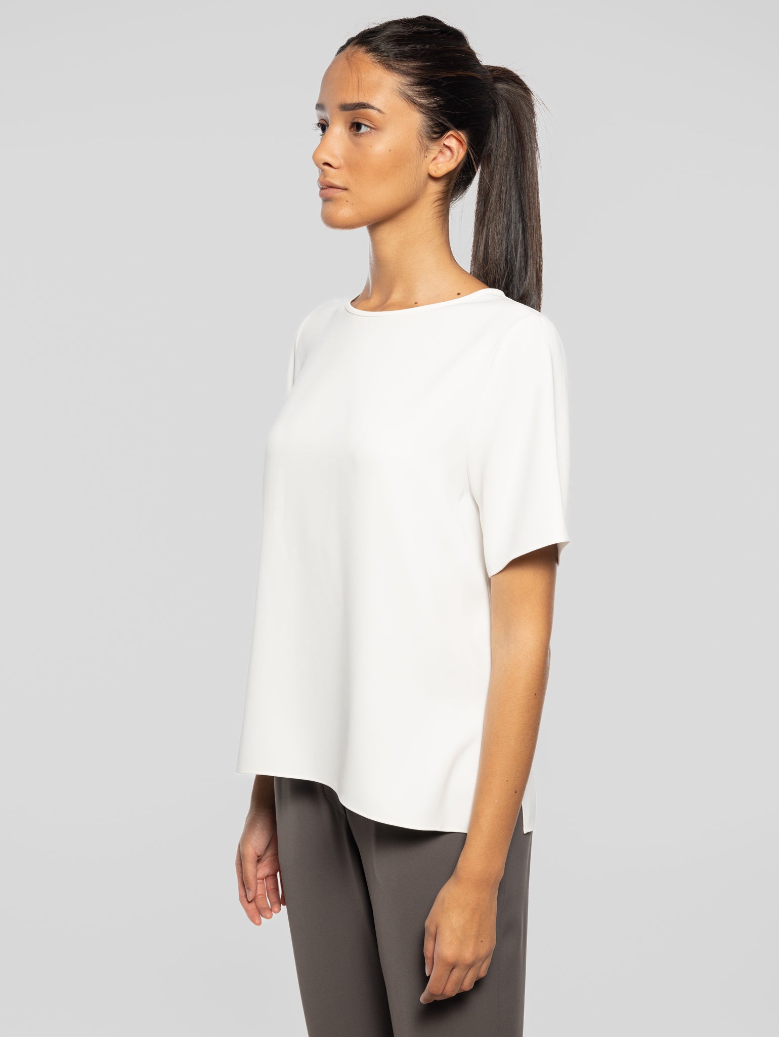 Bluse mit Rundhalsausschnitt und kurzen Ärmeln in Creme