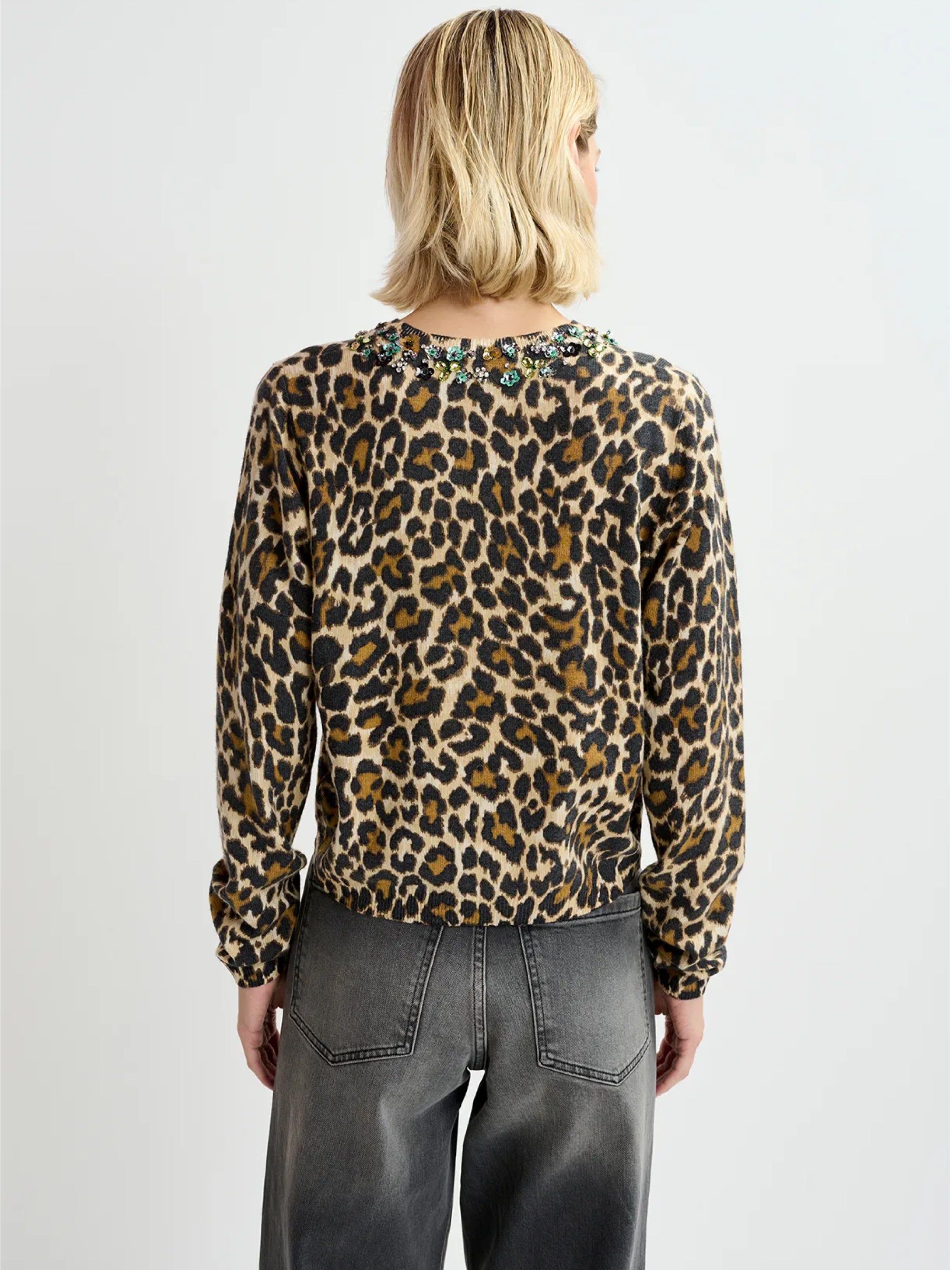 Animal print sweater with sequins and stones. Black