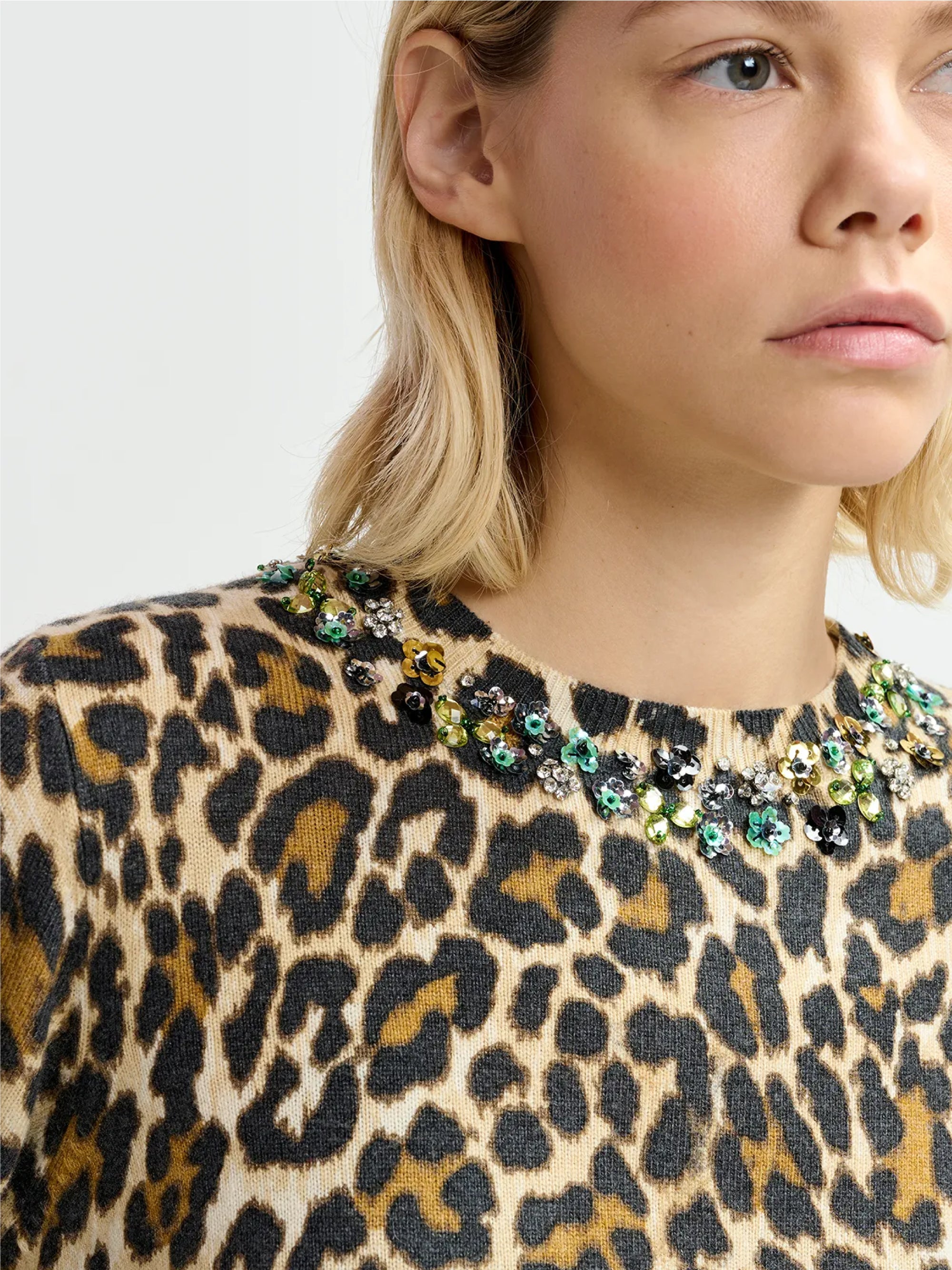 Animal print sweater with sequins and stones. Black