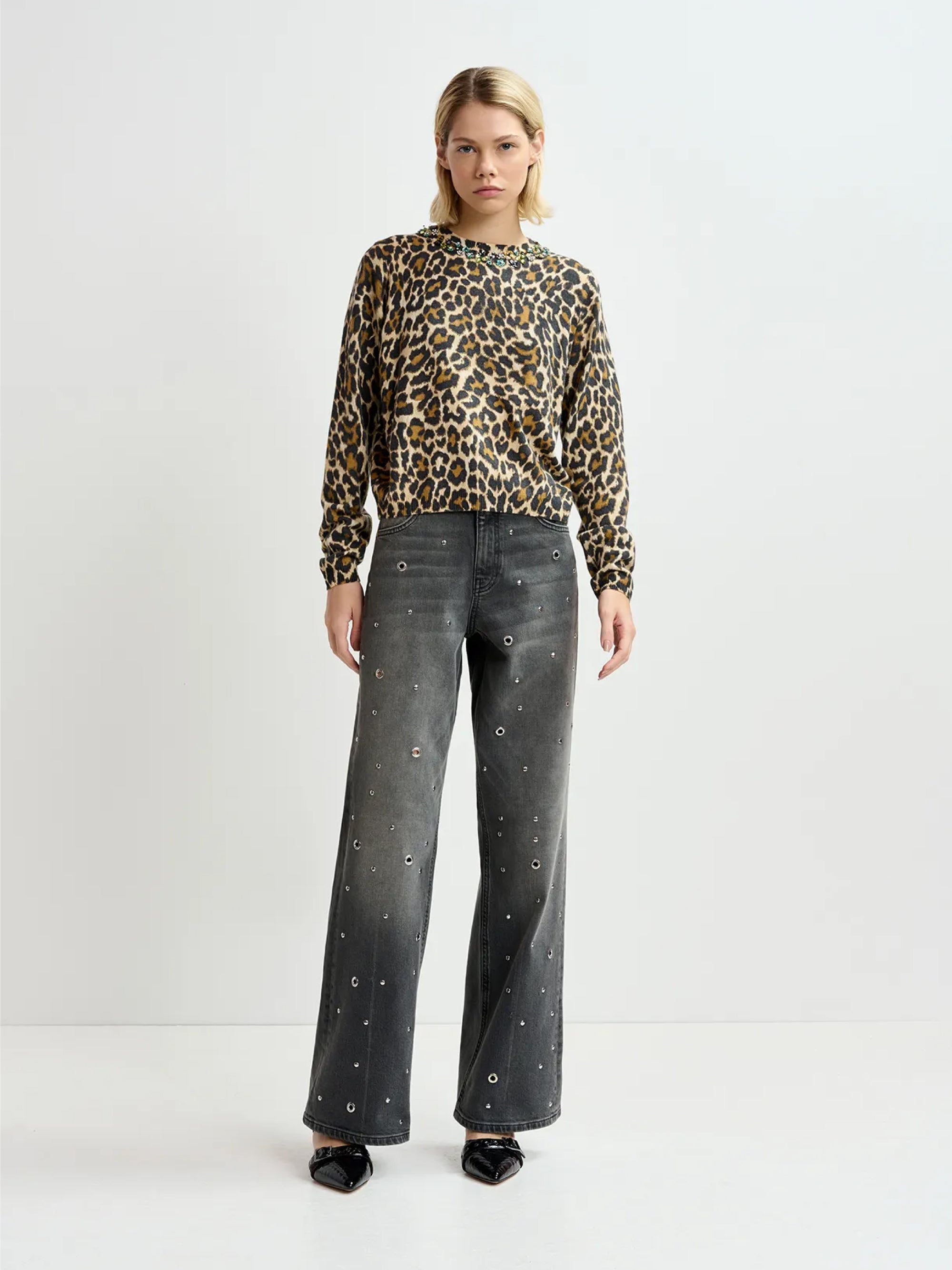 Pullover mit Animal-Print, Pailletten und Steinen. Schwarz