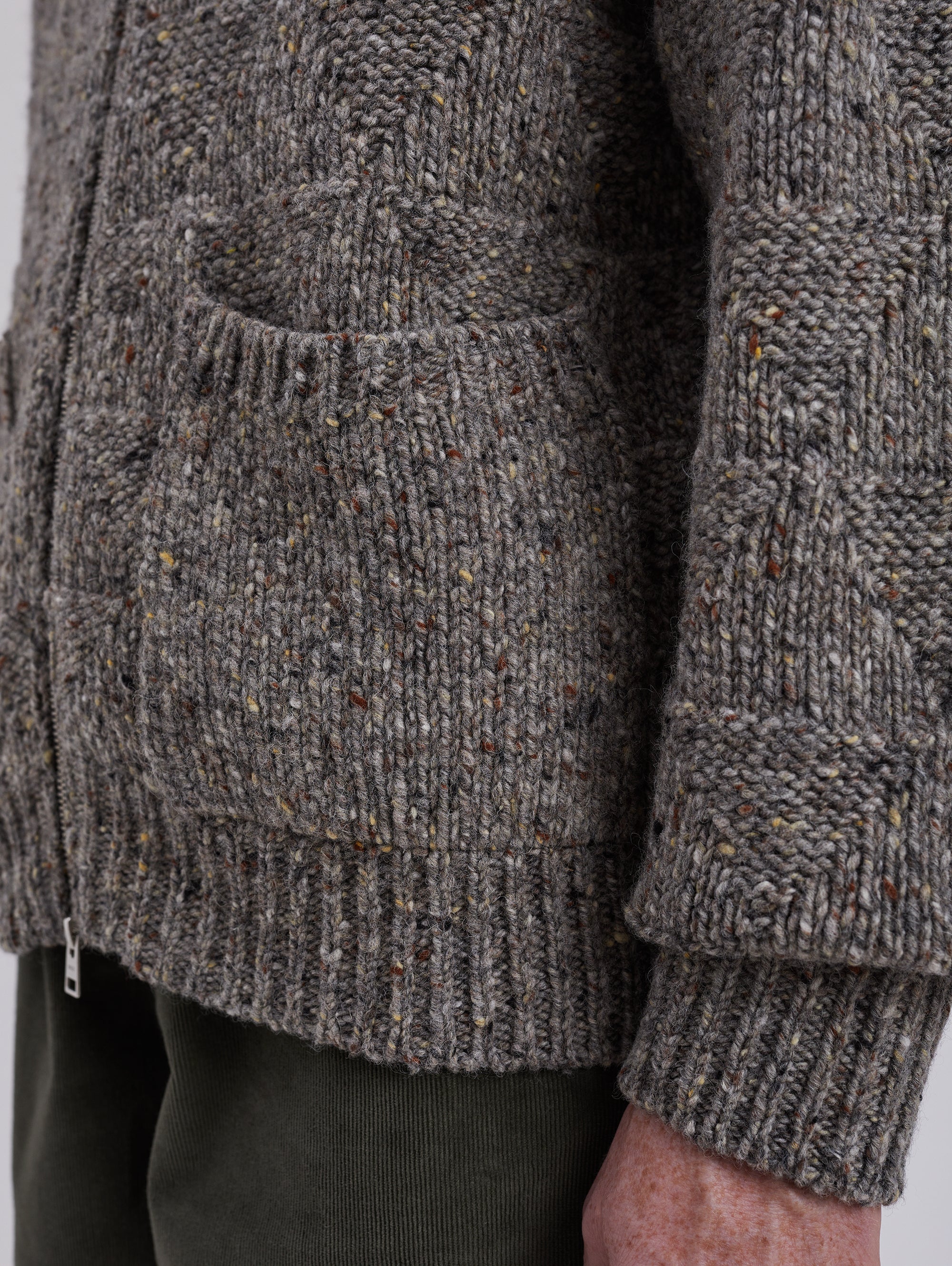 Strickjacke mit durchgehendem Reißverschluss in Grau