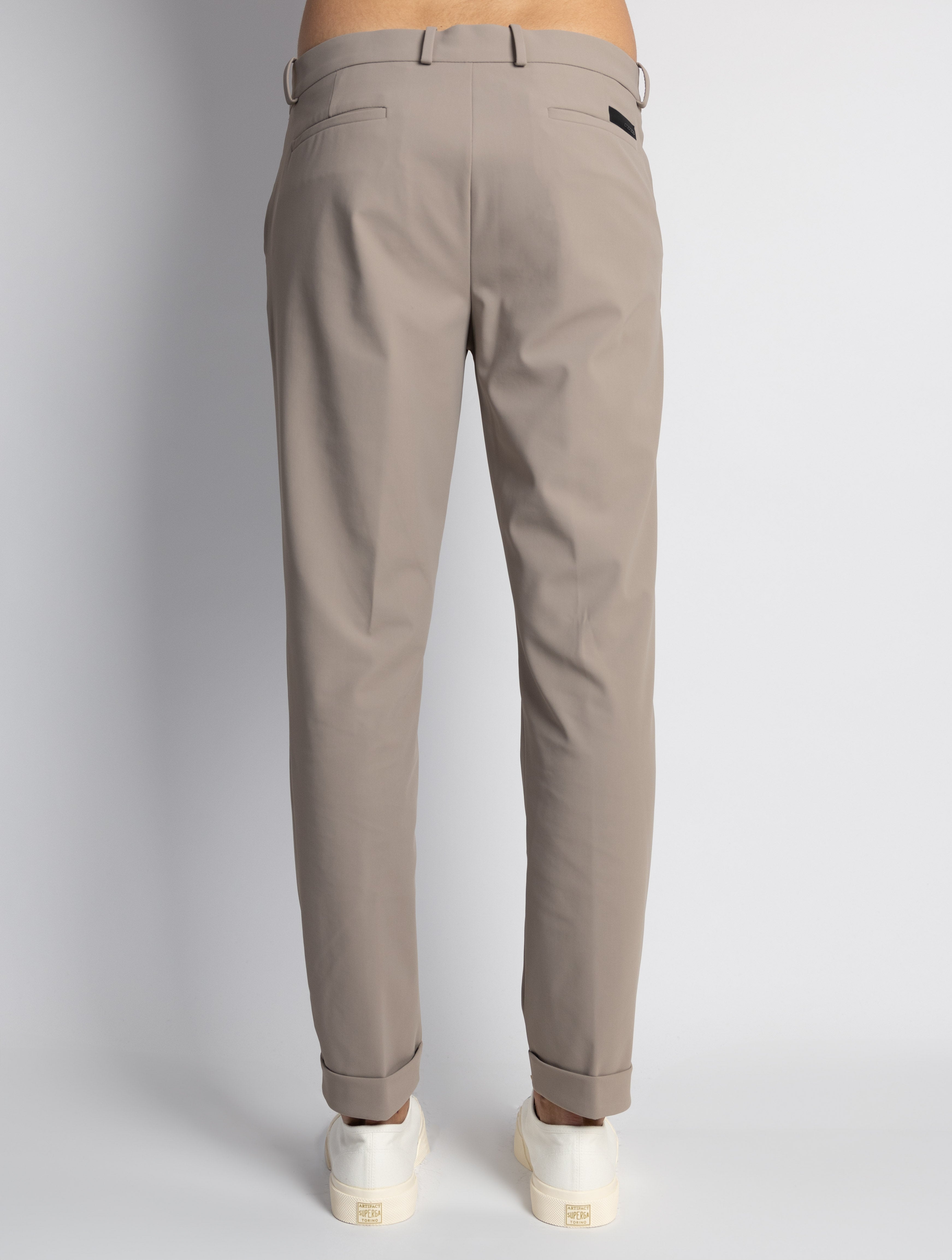 Pantaloni Chino in Tessuto Tecnico Tortora